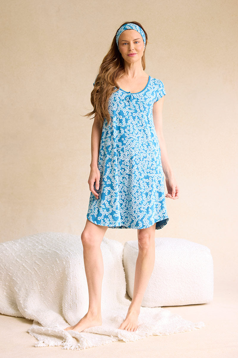 Carina is 5'8", typically wears a size 2 and is wearing a size small
