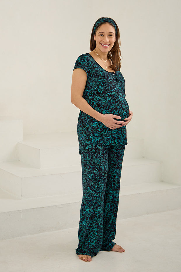 Carter is 5'6" and typically wears a pre-pregnancy size 6. She is 9 months pregnant and is wearing a size M.